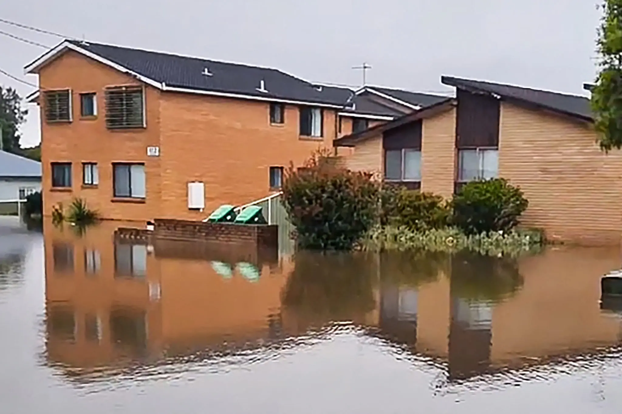 Heavy floods devastate Eastern Australia, residents return to ruins
