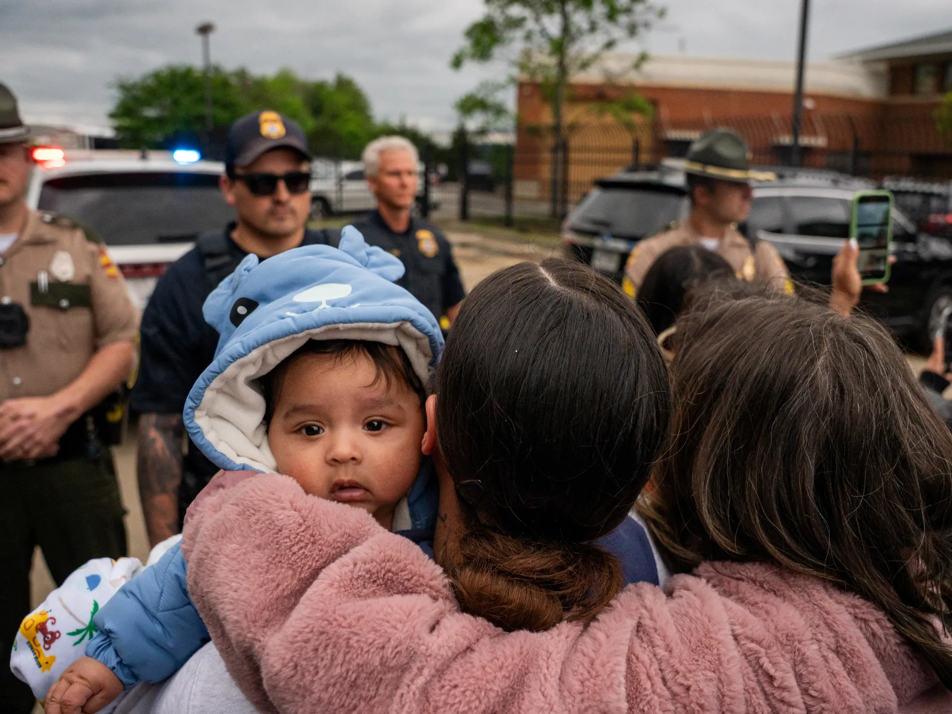 US Offers $1,000 Travel Stipend To Illegal Migrants Who Self-deport